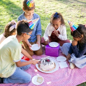 Das Bild enthält ein Picknick bei einem Kindergeburtstag im Park.